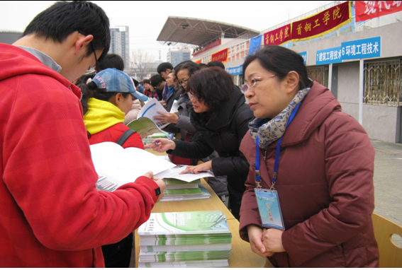 咨询现场老师热情解答考生家长提出的问题