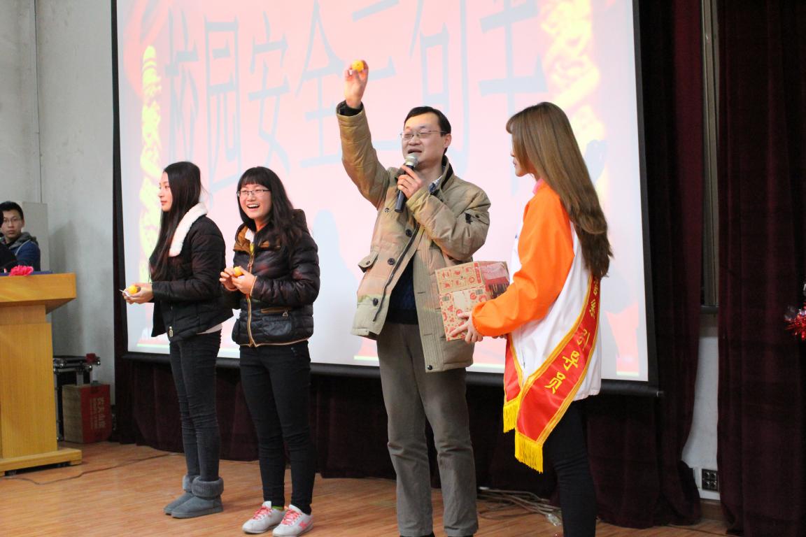 刘建华主任抽取幸运观众