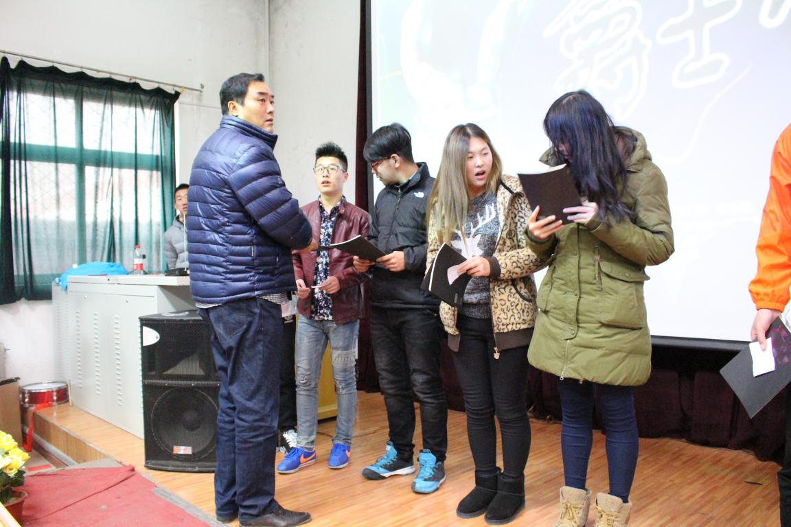 窦炜老师给幸运者颁奖