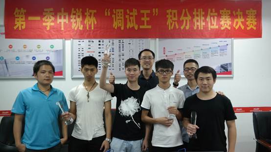 图3 获奖同学合影(左三高ylzzcom永利总站奖杯的为陈宇翔)